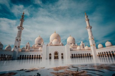 ABU DHABI Ulu Camii veya Şeyh Zayed Ulu Camii, ülkenin en büyük camii, her gün, cuma ve bayram namazları için en önemli ibadethane. Popüler turizm merkezi