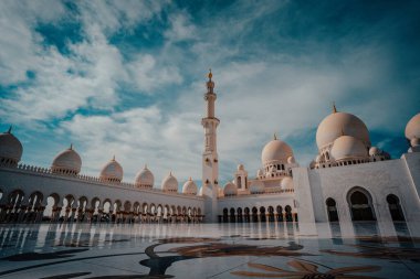 ABU DHABI Ulu Camii veya Şeyh Zayed Ulu Camii, ülkenin en büyük camii, her gün, cuma ve bayram namazları için en önemli ibadethane. Popüler turizm merkezi