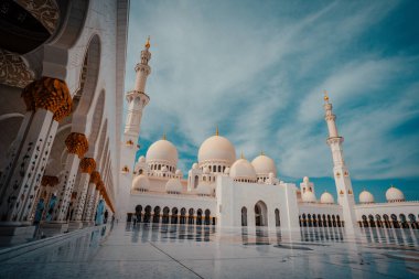 ABU DHABI Ulu Camii veya Şeyh Zayed Ulu Camii, ülkenin en büyük camii, her gün, cuma ve bayram namazları için en önemli ibadethane. Popüler turizm merkezi