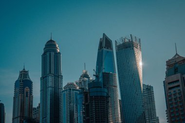 Dubai şehir merkezi ve şeyh Zayed, gün batımından önce renkli gökyüzü, Birleşik Arap Emirlikleri ile kesişiyorlar.