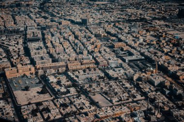 Dubai şehir merkezi ve şeyh Zayed, gün batımından önce renkli gökyüzü, Birleşik Arap Emirlikleri ile kesişiyorlar.