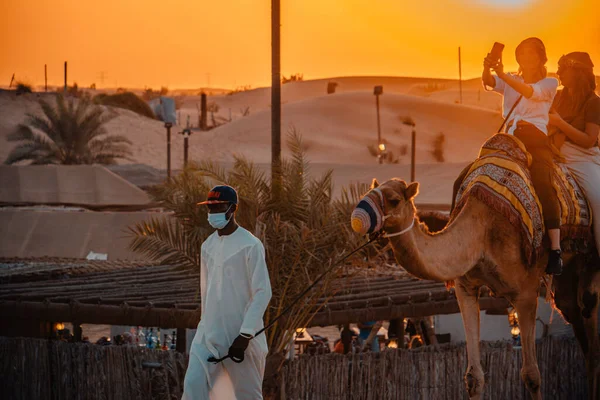 在沙漠的日落 红色沙漠背景 色彩艳丽的日落 阿拉伯联合酋长国 — 图库照片