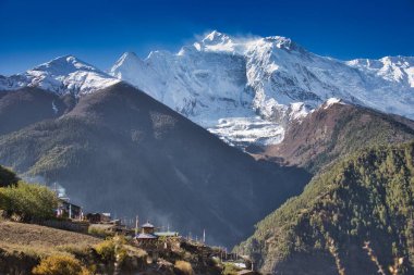 Himalaya dağlarında kar tepeleri, Annapurna bölgesi, Milarepa mağarası yakınlarında Nepal.