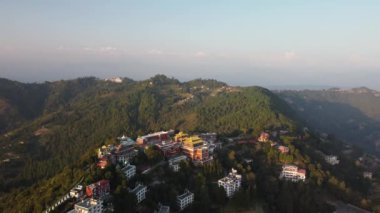 Büyük Budist manastırı Thrangu Tashi Yangtse, Himalaya dağlarındaki Stupa Namobuddha yakınlarında Nepal