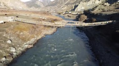 Himalaya dağlarında kar tepeleri, Annapurna bölgesi, Milarepa mağarası yakınlarında Nepal.