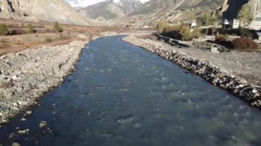 Himalaya dağlarında kar tepeleri, Annapurna bölgesi, Milarepa mağarası yakınlarında Nepal.