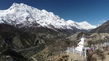 Himalaya dağlarında kar tepeleri, Annapurna bölgesi, Milarepa mağarası yakınlarında Nepal.