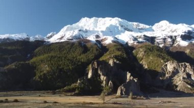 Himalaya dağlarında kar tepeleri, Annapurna bölgesi, Milarepa mağarası yakınlarında Nepal.