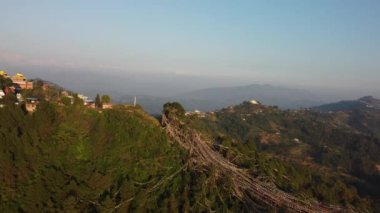 Büyük Budist manastırı Thrangu Tashi Yangtse, Himalaya dağlarındaki Stupa Namobuddha yakınlarında Nepal