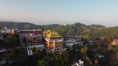 Büyük Budist manastırı Thrangu Tashi Yangtse, Himalaya dağlarındaki Stupa Namobuddha yakınlarında Nepal