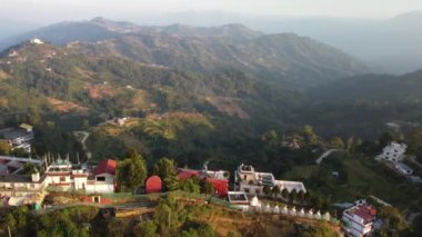 Büyük Budist manastırı Thrangu Tashi Yangtse, Himalaya dağlarındaki Stupa Namobuddha yakınlarında Nepal