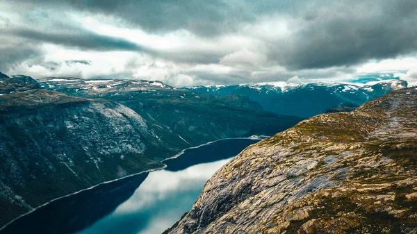 ノルウェーで最も狭いフィヨルドに無人機からの眺め — ストック写真