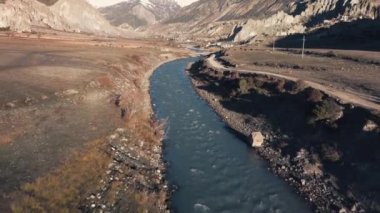 Himalaya dağlarında kar tepeleri, Annapurna bölgesi, Milarepa mağarası yakınlarında Nepal.