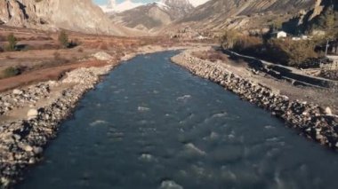 Himalaya dağlarında kar tepeleri, Annapurna bölgesi, Milarepa mağarası yakınlarında Nepal.