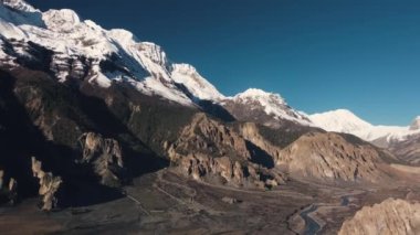 Himalaya dağlarında kar tepeleri, Annapurna bölgesi, Milarepa mağarası yakınlarında Nepal.