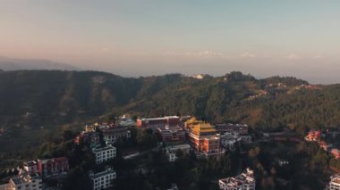 Büyük Budist manastırı Thrangu Tashi Yangtse, Himalaya dağlarındaki Stupa Namobuddha yakınlarında Nepal