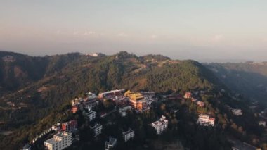 Büyük Budist manastırı Thrangu Tashi Yangtse, Himalaya dağlarındaki Stupa Namobuddha yakınlarında Nepal