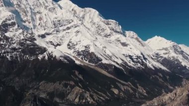 Himalaya dağlarında kar tepeleri, Annapurna bölgesi, Milarepa mağarası yakınlarında Nepal.
