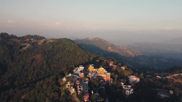 喜马拉雅山Stupa Namobuddha附近的尼泊尔Thrangu Tashi Yangtse大型佛教修道院 — 图库视频影像