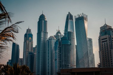 Dubai şehir merkezi ve şeyh Zayed, gün batımından önce renkli gökyüzü, Birleşik Arap Emirlikleri ile kesişiyorlar.