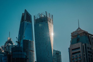 Dubai şehir merkezi ve şeyh Zayed, gün batımından önce renkli gökyüzü, Birleşik Arap Emirlikleri ile kesişiyorlar.