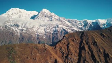 Himalaya dağları, Annapurna bölgesi, Nepal 4K insansız hava aracı bölgesinde kar tepeli Annapurna ve Machapuchare