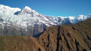 Himalaya dağları, Annapurna bölgesi, Nepal 4K insansız hava aracı bölgesinde kar tepeli Annapurna ve Machapuchare