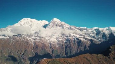 Himalaya dağları, Annapurna bölgesi, Nepal 4K insansız hava aracı bölgesinde kar tepeli Annapurna ve Machapuchare