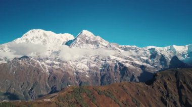 Himalaya dağları, Annapurna bölgesi, Nepal 4K insansız hava aracı bölgesinde kar tepeli Annapurna ve Machapuchare