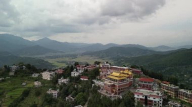 Büyük Budist manastırı Thrangu Tashi Yangtse, Himalaya dağlarındaki Stupa Namobuddha yakınlarında Nepal