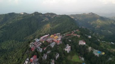 Büyük Budist manastırı Thrangu Tashi Yangtse, Himalaya dağlarındaki Stupa Namobuddha yakınlarında Nepal