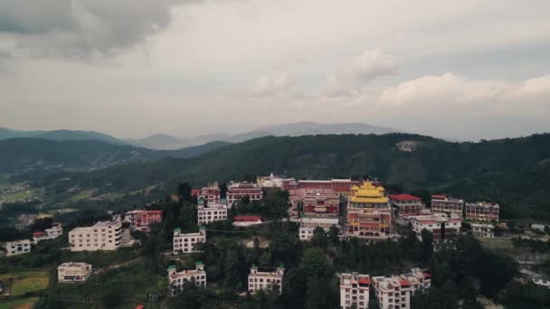 ヒマラヤ山脈のストゥーパ ナモッダ近くのネパール 大規模な仏教僧院Thranguタシ ヤンツェ — ストック動画