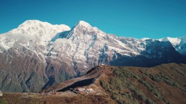 Himalaya dağları, Annapurna bölgesi, Nepal 4K insansız hava aracı bölgesinde kar tepeli Annapurna ve Machapuchare