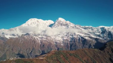 Himalaya dağları, Annapurna bölgesi, Nepal 4K insansız hava aracı bölgesinde kar tepeli Annapurna ve Machapuchare