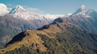 Himalaya dağları, Annapurna bölgesi, Nepal 4K insansız hava aracı bölgesinde kar tepeli Annapurna ve Machapuchare