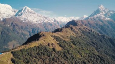 Himalaya dağları, Annapurna bölgesi, Nepal 4K insansız hava aracı bölgesinde kar tepeli Annapurna ve Machapuchare