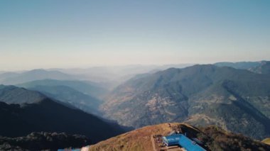 Himalaya dağları, Annapurna bölgesi, Nepal 4K insansız hava aracı bölgesinde kar tepeli Annapurna ve Machapuchare