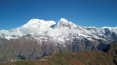 Himalaya dağları, Annapurna bölgesi, Nepal 4K insansız hava aracı bölgesinde kar tepeli Annapurna ve Machapuchare