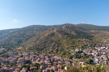 Şehrin yukarıdan görünüşü. Evlerin kiremitli çatıları. Projeniz için kalite kalıbı