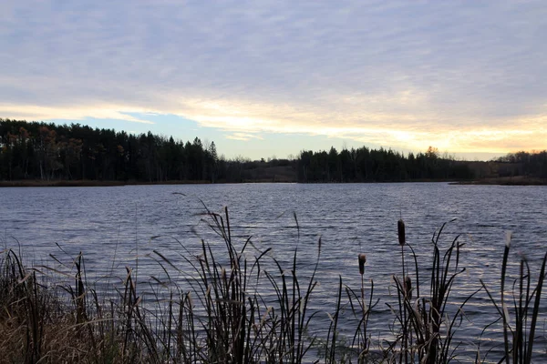 Landskap Med Sjö Vid Solnedgången — Stockfoto