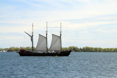 Gölün suyunda eski bir yelkenli