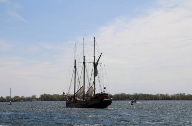 Gölün suyunda eski bir yelkenli