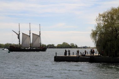 Gölün suyunda eski bir yelkenli