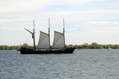 Gölün suyunda eski bir yelkenli