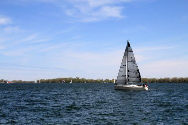 Su yüzeyinde yelkenli yatı