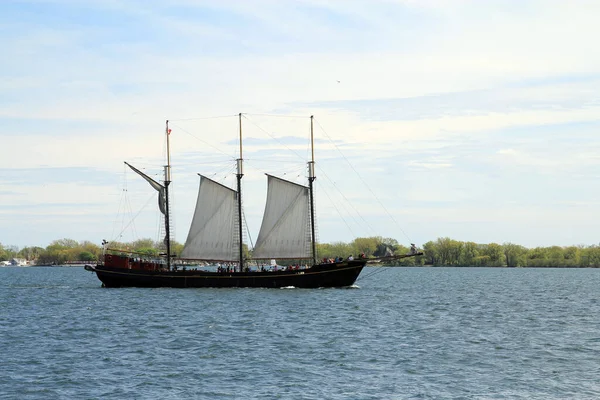 Gölün suyunda eski bir yelkenli