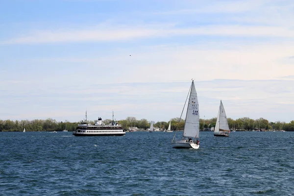 Yatlar ve gemi gölün su yüzeyinde.