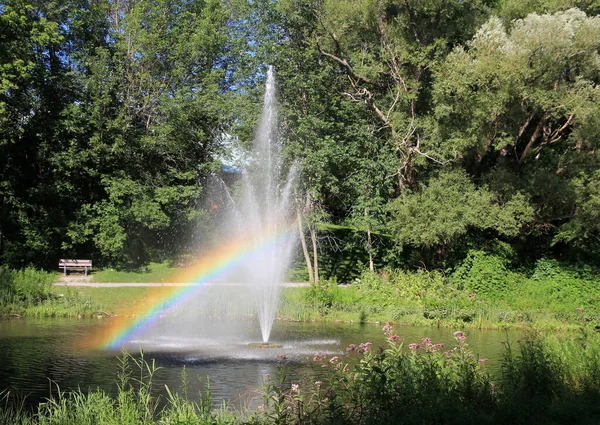 Kleurrijke Regenboog Boven Fontein Het Park Rechtenvrije Stockfoto's