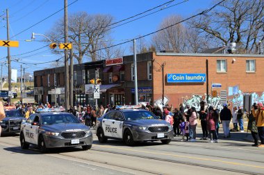  Toronto, Kanada 'da Paskalya Geçidi Polisi, 09 Nisan 2023