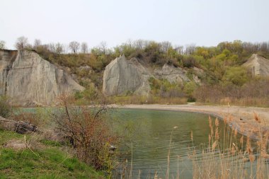 Göl ve kayalıklarla manzara